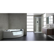 Modernes Badezimmer mit freistehender EAGO AWT GE113-1TSL Whirlpool-Badewanne in Weiß für zwei Personen, Duschkabine und Waschtisch mit Spiegel.