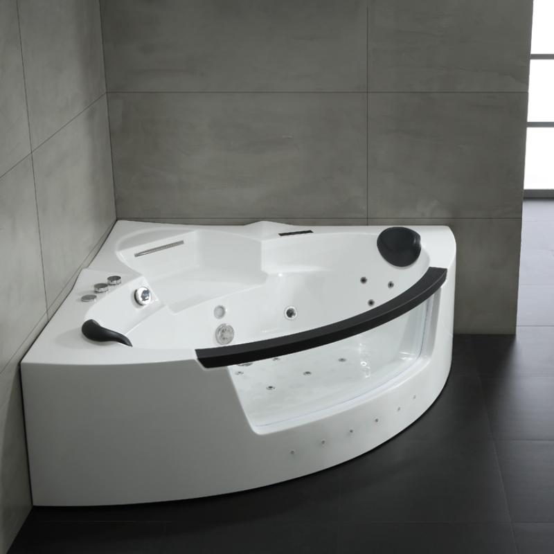 Weißer Eckwhirlpool EAGO AWT GE113-1TSL mit schwarzen Armaturen und Kopfstützen in modernem Badezimmer mit grauen Fliesen