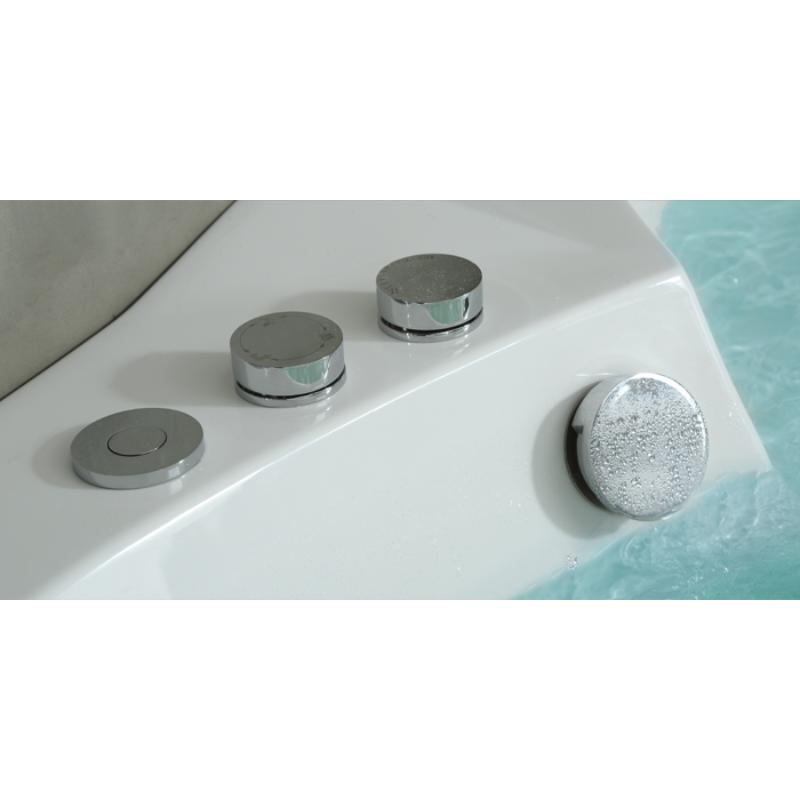 Whirlpool-Bedienelemente der EAGO AWT GE120TSL: vier verchromte Steuerknöpfe auf weißem Rand über türkisfarbenem Wasser