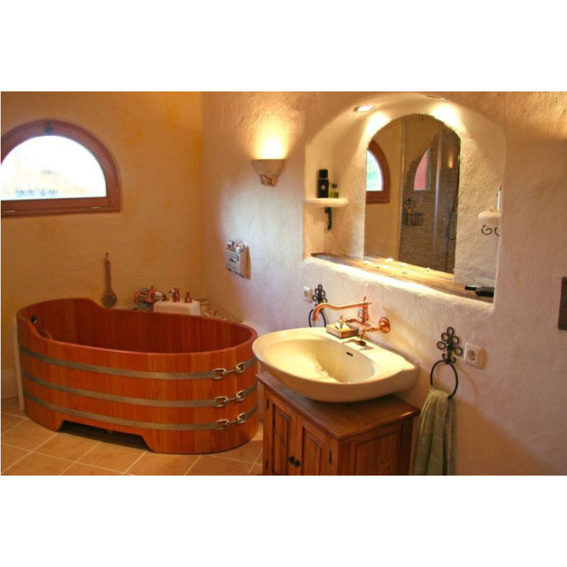 Innenansicht einer Lärchenholz-Badewanne mit nachspannbaren Bandstahlreifen und Clicker-Ventil im Badezimmer