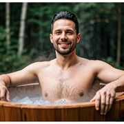 Mann sitzt entspannt im Eisbad – Anwendung des Blumenberg Kühlgeräts für gezielte Kältetherapie