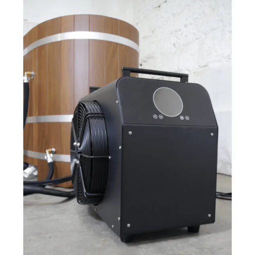 Blumenberg Kühlgerät angeschlossen an Holz-Bottich – ideales Setup für erfrischende Eisbäder