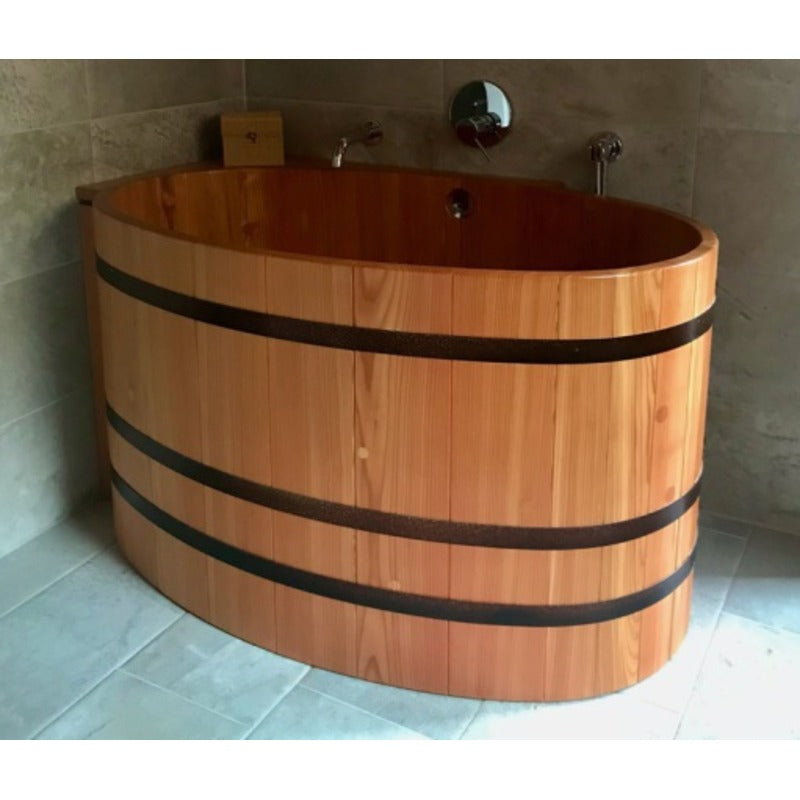  Natürliche Holzmaserung eines Blumenberg Eisbads aus Lärche – robust, wetterbeständig und hochwertig verarbeitet