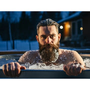 Sportlicher Mann im Eisbad zur Regeneration – effektive Kälteanwendung mit dem Blumenberg Kühlgerät