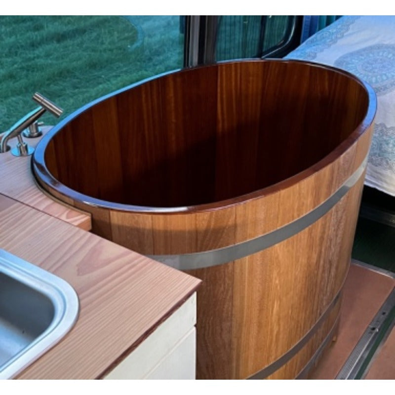 Kompaktes Eisbad aus Holz von Blumenberg in einem kleinen Innenraum – perfekt für Wohnungen oder Tiny Homes