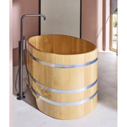  Kompaktes Eisbad aus Holz von Blumenberg in einem kleinen Innenraum – perfekt für Wohnungen oder Tiny Homes