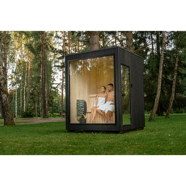 Celsium Jonas Small Gartensauna mit Glasfront im Garten – moderne Outdoor Sauna aus Holz für vier Personen mit klarer Architektur und warmem Innenraumdesign.
