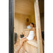 Zwei Personen entspannen in der Celsium Jonas Small Sauna – helle Innenverkleidung, Lindenholz-Bänke und Designofen von Harvia.