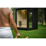 Blick auf die Celsium Jonas Small Gartensauna von außen – kompakte Glassauna aus Holz im modernen, schwarzen Design mit großem Fenster.