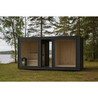 Moderne Gartensauna Tauras View mit dunkler Holzverkleidung und Glasfront, freistehend inmitten eines Waldes am Seeufer – harmonische Verbindung von Design und Natur.