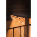 Detail der Sitzfläche in der Ula Micro Sauna – naturbelassenes Holz mit warmer Lichtstimmung
