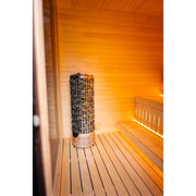 Innenraum der Celsium Jonas Grand Gartensauna mit Harvia Saunaofen und Holzbänken.
