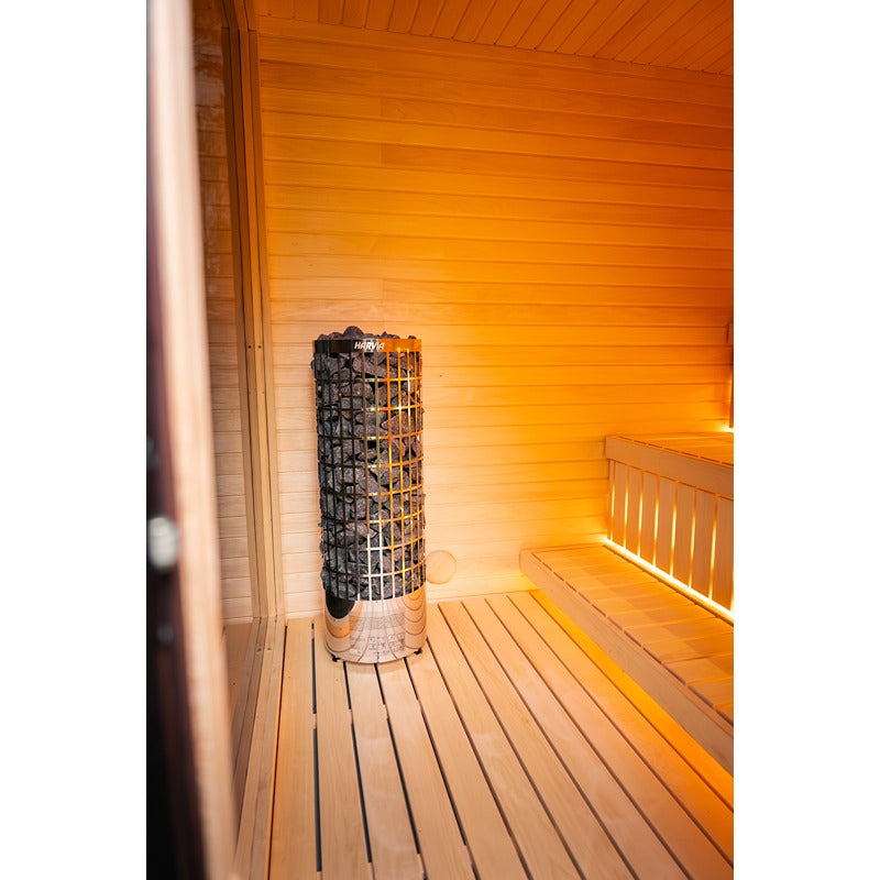 Innenraum der Celsium Jonas Grand Gartensauna mit Harvia Saunaofen und Holzbänken.
