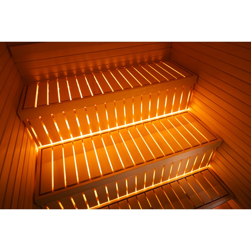 Zweistufige Saunabänke aus hellem Holz mit integrierter LED-Beleuchtung im Innenraum.
