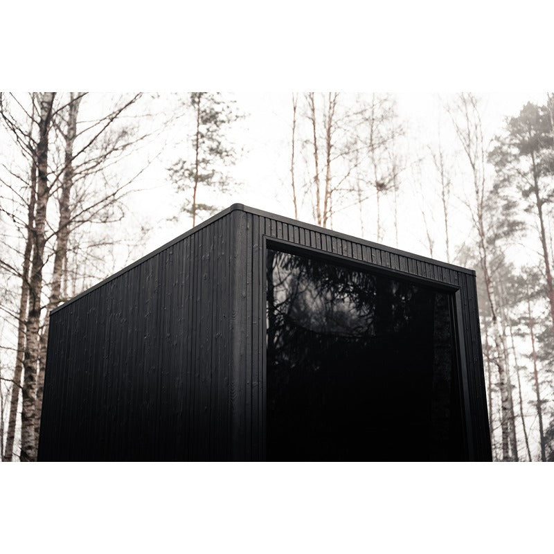 Frontansicht der Celsium Jonas Grand Gartensauna mit großer Glasfläche.
