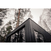 Detail der oberen Ecke der Celsium Jonas Grand Gartensauna mit Glasfront.
