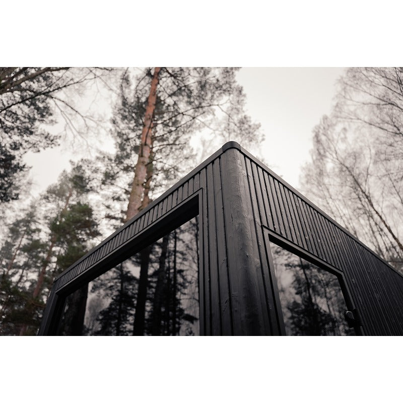 Detail der oberen Ecke der Celsium Jonas Grand Gartensauna mit Glasfront.
