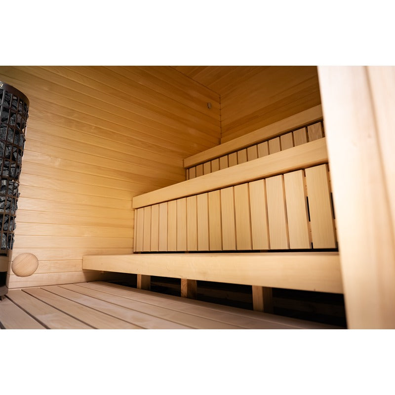 Detail der Saunabank und Rückenlehne aus hellem Naturholz im Innenraum.
