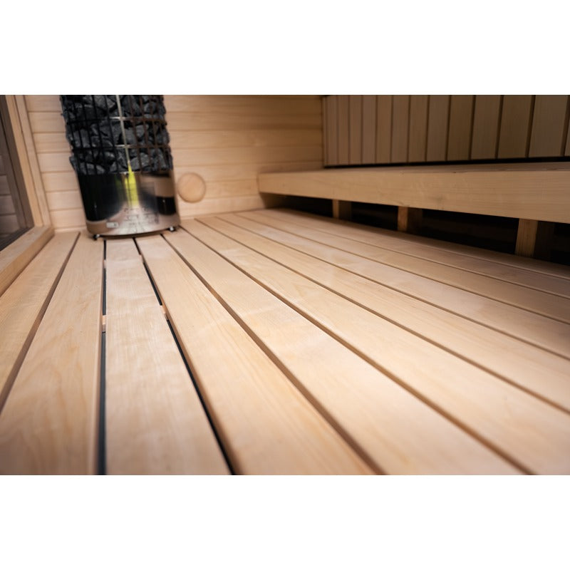 Detail des Saunabodens aus hellem Holz im Innenraum der Gartensauna.
