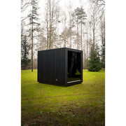 Rückansicht der Celsium Jonas Grand Gartensauna in schwarzer Holzverkleidung im Garten.
