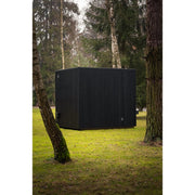 Rückwand der Celsium Jonas Grand Gartensauna aus schwarzer vertikaler Holzverkleidung.
