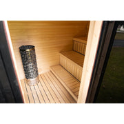 Innenraum der Celsium Jonas Grand Gartensauna mit Harvia Saunaofen und Holzbänken.
