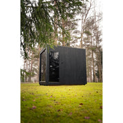 Seitliche Ansicht der Celsium Jonas Grand Gartensauna mit schwarzer Holzfassade.
