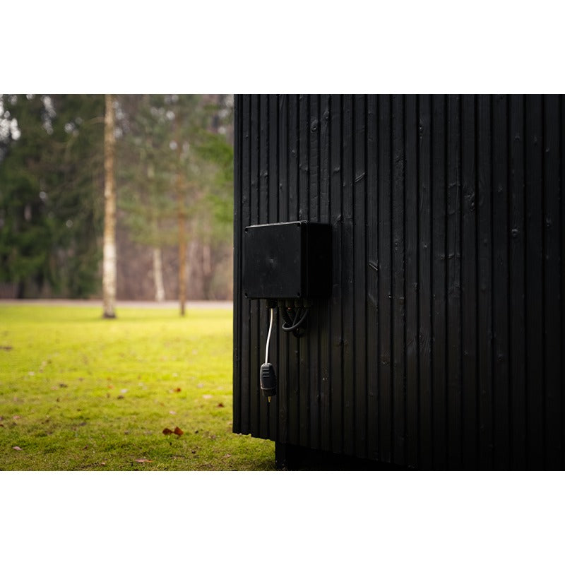 Detail der schwarzen Holzfassade mit vertikaler Struktur an der Gartensauna.