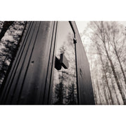 Detailansicht des Holzgriffs an der Glastür der Celsium Jonas Grand Gartensauna in schwarzer Ausführung.