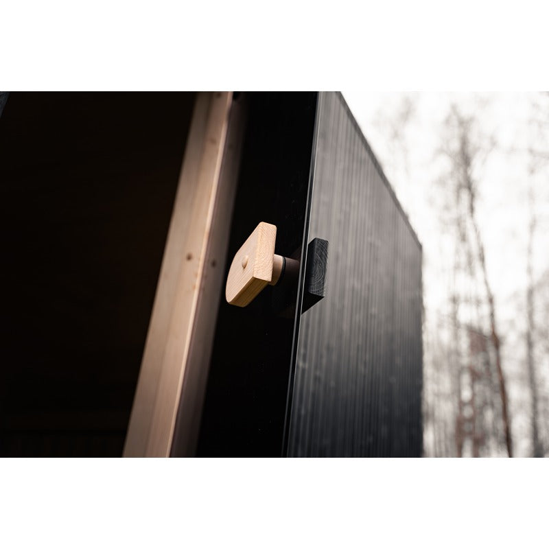 Holzgriff an der Glastür der Celsium Jonas Grand Gartensauna in schwarzer Ausführung.

