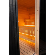 Blick durch die geöffnete Tür in den Innenraum der Celsium Jonas Grand Gartensauna.
