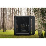 Außenansicht der Celsium Jonas Grand Gartensauna mit großer Glasfront auf Rasenfläche.
