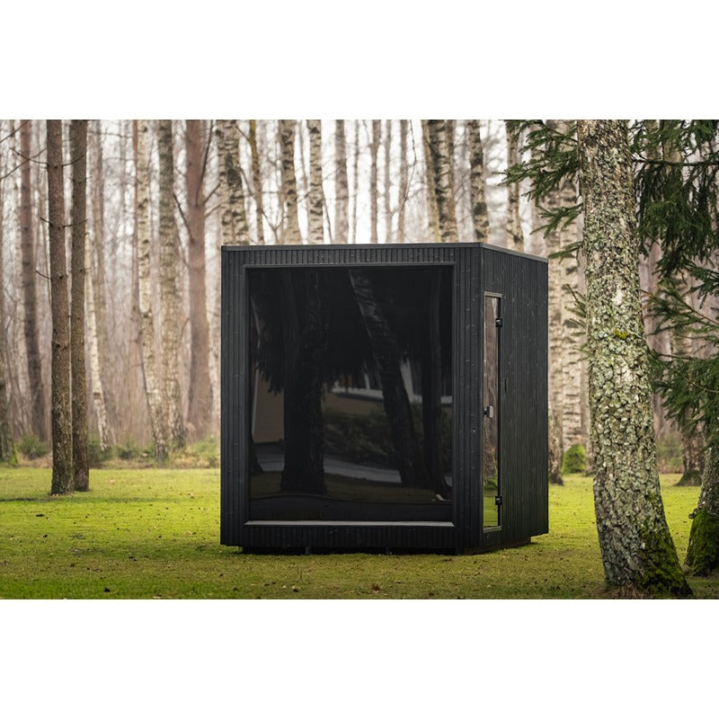 Außenansicht der Celsium Jonas Grand Gartensauna mit großer Glasfront auf Rasenfläche.
