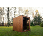 Außenansicht der Celsium Jonas Grand Gartensauna mit großer Glasfront.
