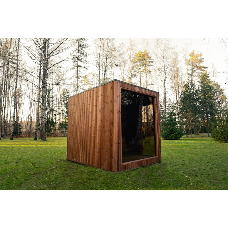Außenansicht der Celsium Jonas Grand Gartensauna mit großer Glasfront.
