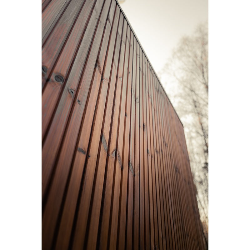 Detail der vertikalen Holzverkleidung der Celsium Jonas Grand Gartensauna.

