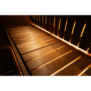 Nahaufnahme einer Saunabank mit warmem Licht und hochwertigem Holz.
