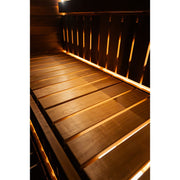 Saunabank mit integrierter Ambientebeleuchtung und klarer Linienführung.
