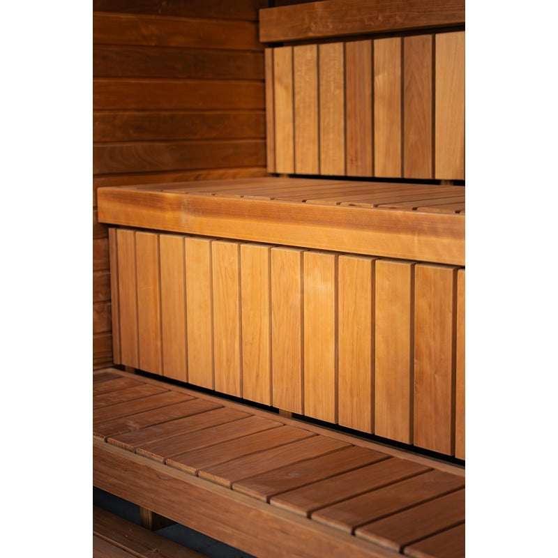 Zweistufige Saunabänke aus Holz mit klarer Linienführung.
