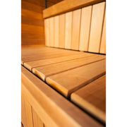 Detailansicht der Saunabank aus massivem Naturholz mit glatter Oberfläche.
