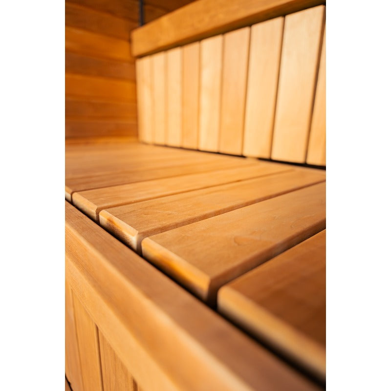 Detailansicht der Saunabank aus massivem Naturholz mit glatter Oberfläche.
