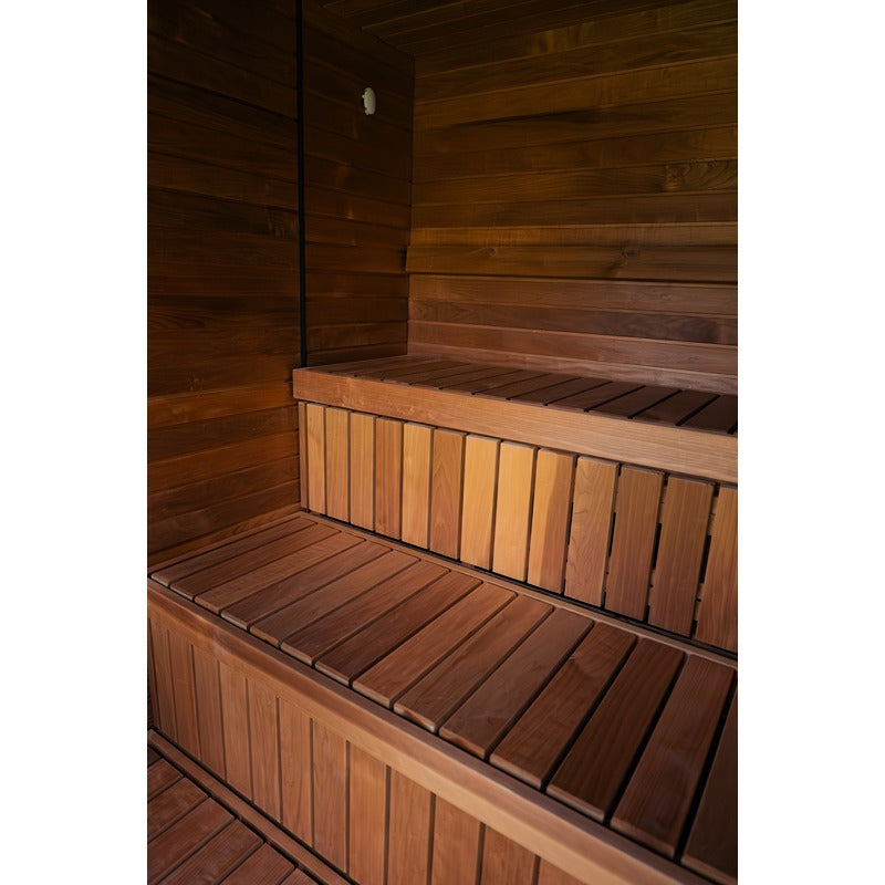 Detailaufnahme einer Saunabank aus Naturholz mit feiner Oberflächenstruktur.
