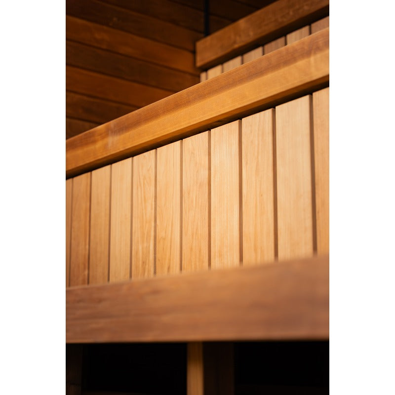 Rückenlehne der Saunabank aus vertikalen Holzlamellen im Innenraum.
