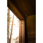 Detail der Dach- und Wandkonstruktion der Gartensauna aus Naturholz.
