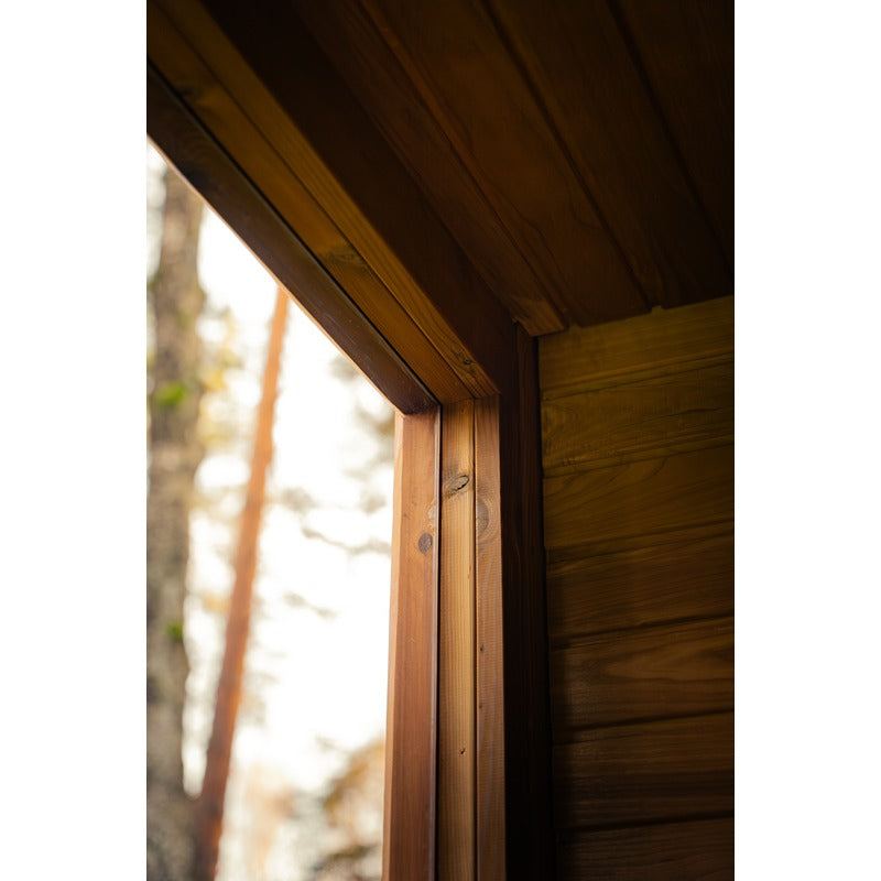 Detail der Dach- und Wandkonstruktion der Gartensauna aus Naturholz.
