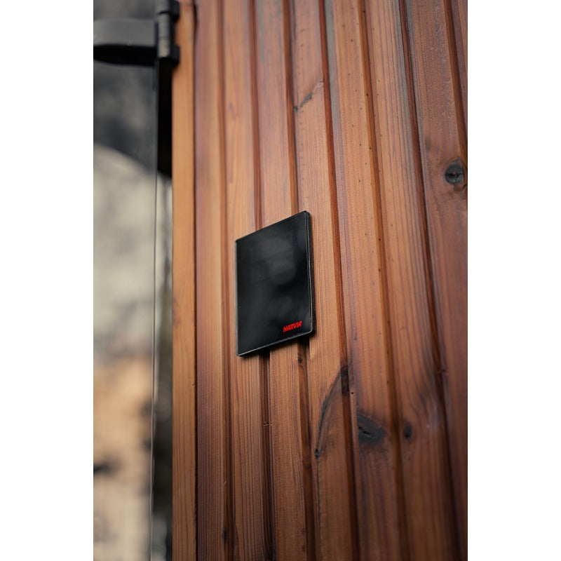 Außenwand der SJonas Grand auna mit modernem digitalem Sauna-Bedienfeld.