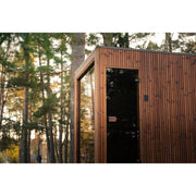Glastür und Frontbereich der Celsium Jonas Grand Gartensauna mit massiver Holzrahmung.