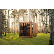 Gartensauna aus Holz mit klarer Kubusform in natürlicher Umgebung.
