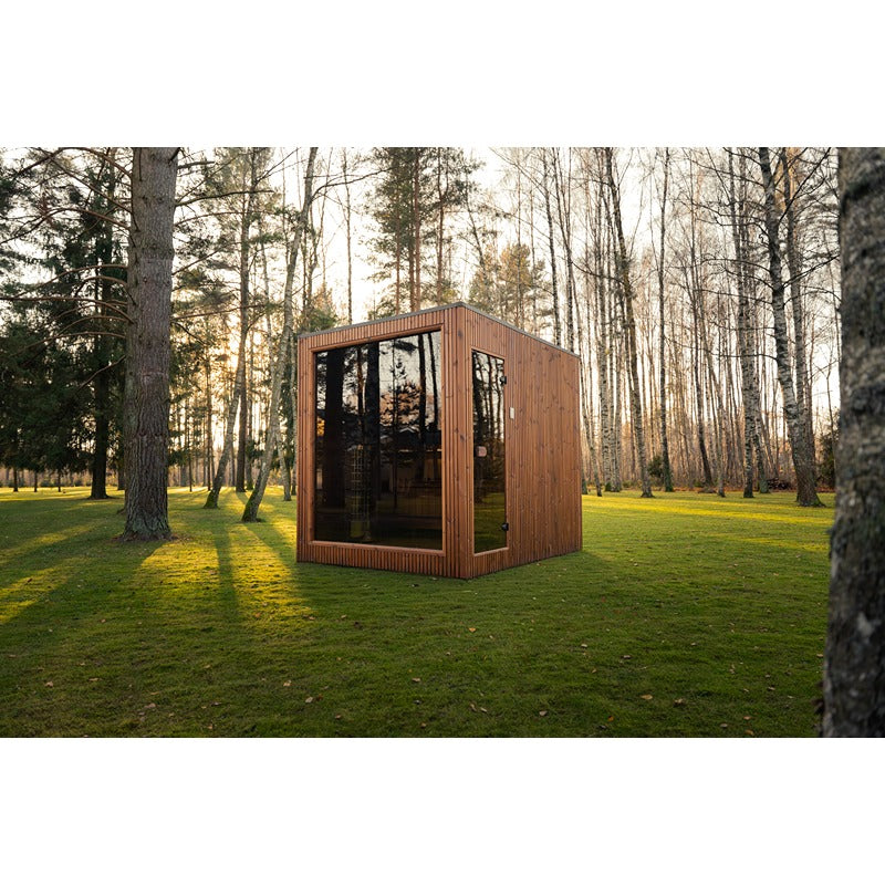 Celsium Jonas Grand Gartensauna im Garten mit umlaufender Holzverkleidung.
