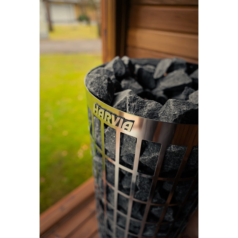 Harvia Saunaofen mit Natursteinen im Innenraum einer Außensauna.
